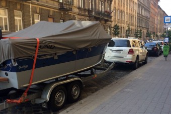 Hajóval együtt parkolt be egy autós a trolibusz megállójába