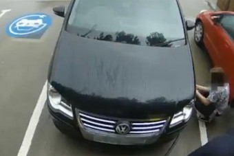 Hihetetlen bénázás egy e-autó töltőponton