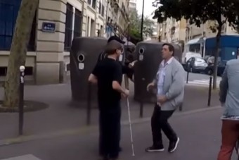 Vak gyalogos kísérőjével pofozkodott a felháborodott autós