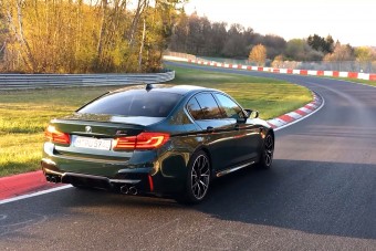 Sportautókat gyűrt le a BMW legerősebb limuzinja