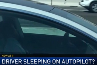 Autópályán aludt a Tesla vezetője