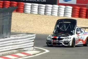 Videón a 24 órás futam legmókásabb balesete