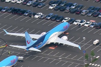 Na, mennyi helyet foglal a Boeing egy átlagos parkolóban?