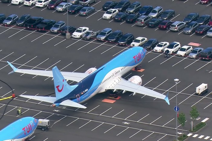 Na, mennyi helyet foglal a Boeing egy átlagos parkolóban?