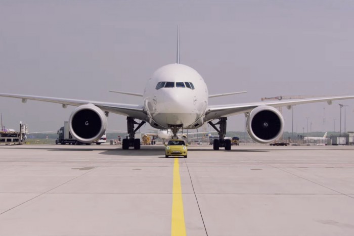 Óriási repülőt mozgat az apró, villanyos MINI