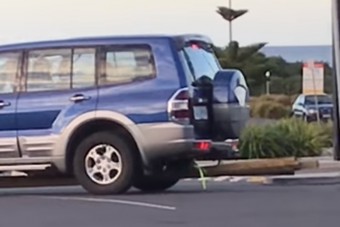 Ő itt a falécek szállításának fekete öves mestere