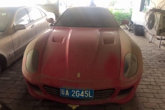 Rendőrségi telepen várja a jobb sorsot ez a Ferrari
