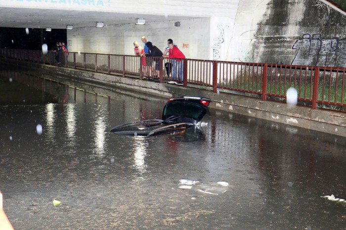 Ez nagyon durva: tetőig merültek az autók a szolnoki aluljáróban 3 | Vezess Ez nagyon durva: tetőig merültek az autók a szolnoki aluljáróban 3