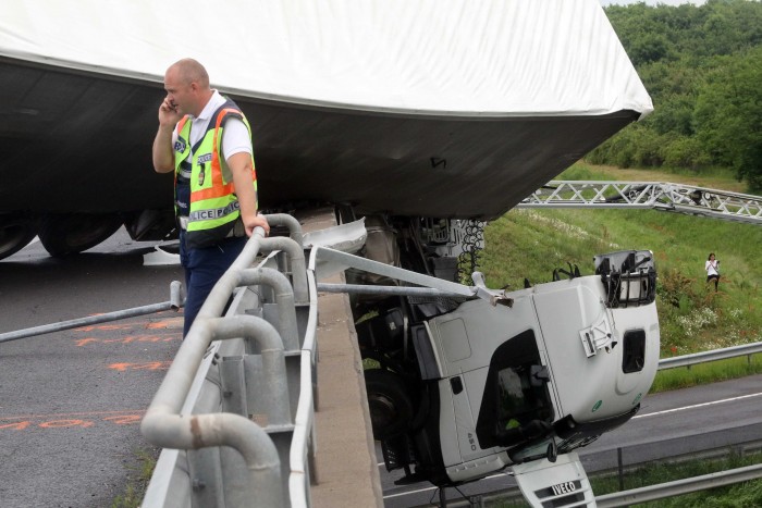 10 egészen közeli fotó az M3-as autópálya felett lógó kamion mentéséről 3