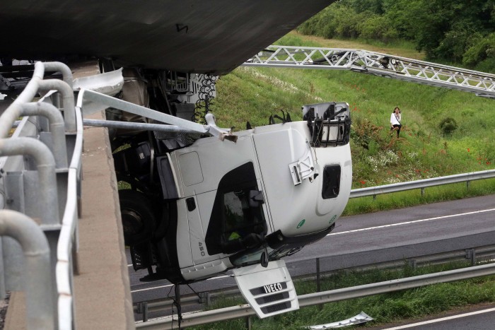 10 egészen közeli fotó az M3-as autópálya felett lógó kamion mentéséről 4