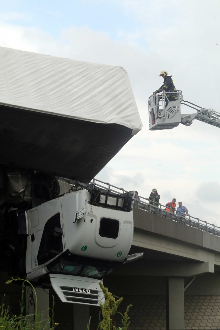 10 egészen közeli fotó az M3-as autópálya felett lógó kamion mentéséről 5