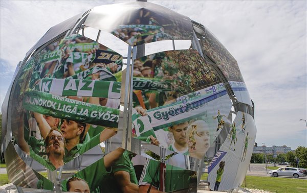 Óriási kézilabdát tettek egy győri körforgalomba 1