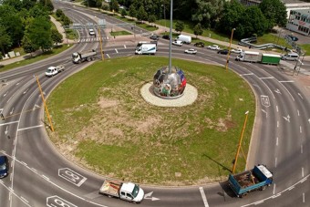 Óriási kézilabdát tettek egy győri körforgalomba