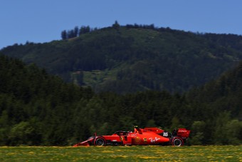 F1: Élen a Ferrari az időmérő előtt