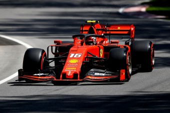 F1: Gyors a Ferrari Kanadában, Hamilton ütközött