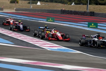 Ezt tanulják a fiatalok: Pisilj az autóba!