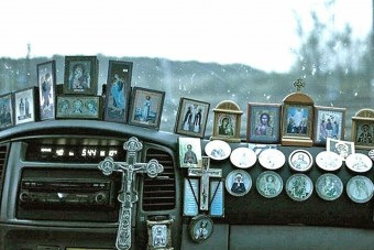 Vajon hány feszület, Jézus- és Szűz Mária-portré kell ahhoz, hogy megmentsék az életed?