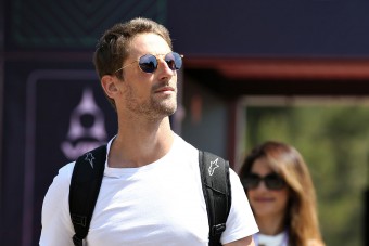 F1: Műremeket húz a fejére Grosjean