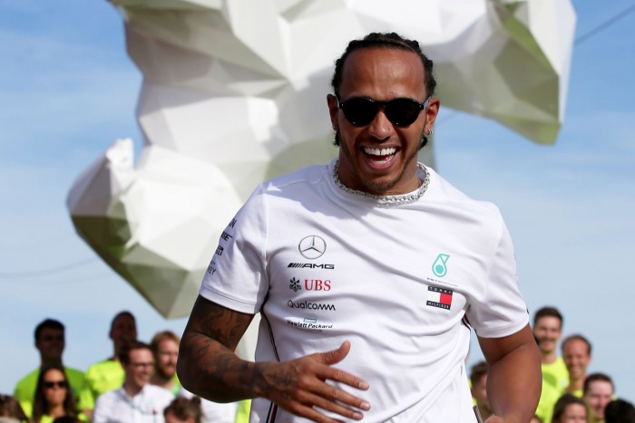 F1: Hamilton a tiltás ellenére húzott bele