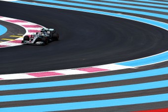 F1: Hamilton az élen, füstöltek a Renault-k