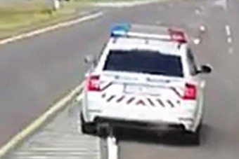 Záróvonalon, index nélkül előzött a magyar rendőr, eljárás indult ellene