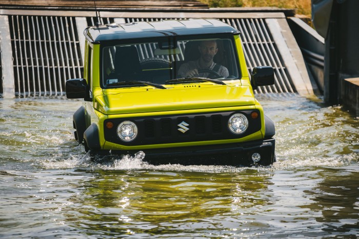 Megpróbáltuk felborítani, eláztatni, de mindent túlél a Suzuki 5 Megpróbáltuk felborítani, eláztatni, de mindent túlél a Suzuki 5