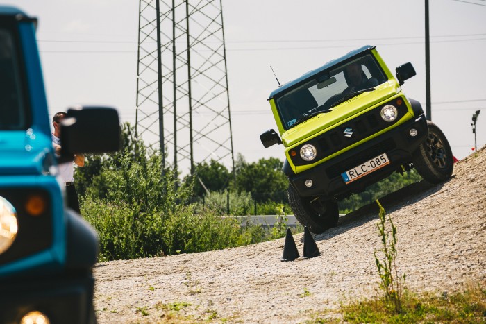 Megpróbáltuk felborítani, eláztatni, de mindent túlél a Suzuki 7 Megpróbáltuk felborítani, eláztatni, de mindent túlél a Suzuki 7