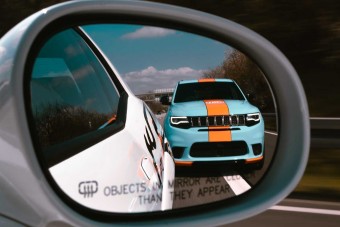 Ha ez a Jeep feltűnik a tükörben, ott nincs menekvés