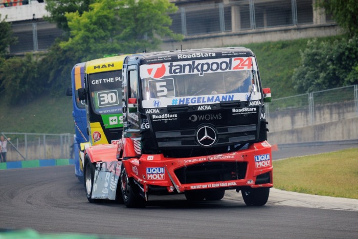 Alaposan megdolgozták Kiss Norbi versenykamionját