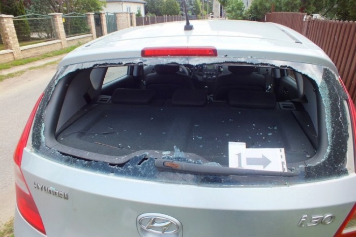 Puszta kézzel verte be egy autó szélvédőjét Debrecenben