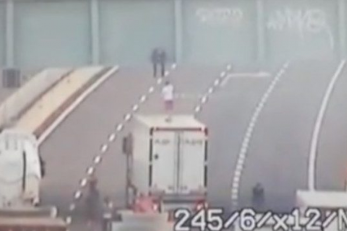 Hős kamionos mentette meg a hídról ugrani készülő srácot