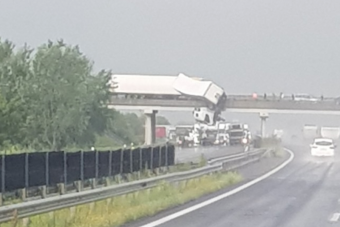 Kamion lóg az M3-as egyik hídjánál