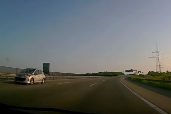 Újabb forgalommal szemben haladó autóst vettek videóra az M0-án