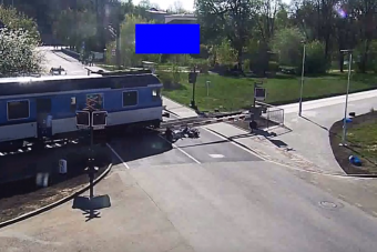 Félelmetes baleset történt a 85 éves motorossal egy vasúti átjáróban