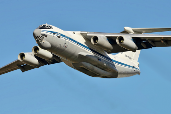 Ezzel az óriási orosz repülővel szó szerint birkózni kell a levegőben