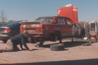 Öreg analóg kamerával vettek fel egy amatőr autóversenyt, az eredmény zseniális