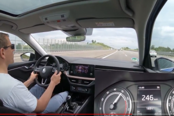 246 km/órával takarít a családi Skoda a belső sávban