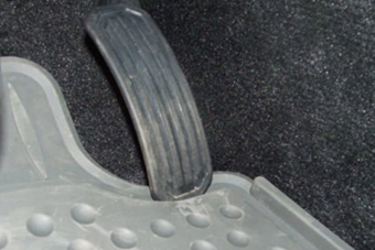 Ez az autó egy rosszul kiválasztott szőnyeg miatt tört rommá