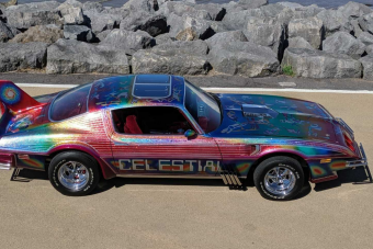 Ilyen, amikor a felnyalt LSD-bélyeg egy Pontiacben ölt testet