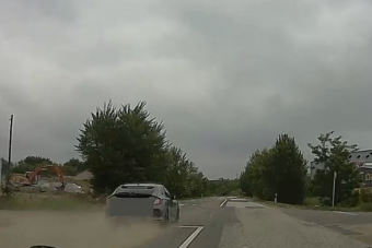 Esztelenül zúzott az autós Biatorbágy felé, szemben hajtott a körforgalomban