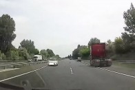 Újabb forgalommal szemben haladó autóst vettek videóra az M0-án 1