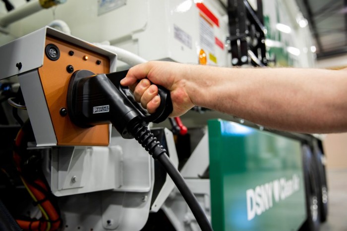 Kutya csücsül az új elektromos kukásautó orrán 2 Kutya csücsül az új elektromos kukásautó orrán 2