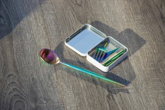 Gyufásdoboznyi méretűre zsugorítottak egy étkészletet