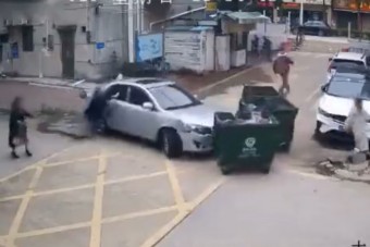 Megvan az év katasztrofális parkolása: apu majdnem elgázolja saját lányát