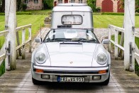 Unokáit látogatja a ritka Porsche után kötött lakókocsival 14