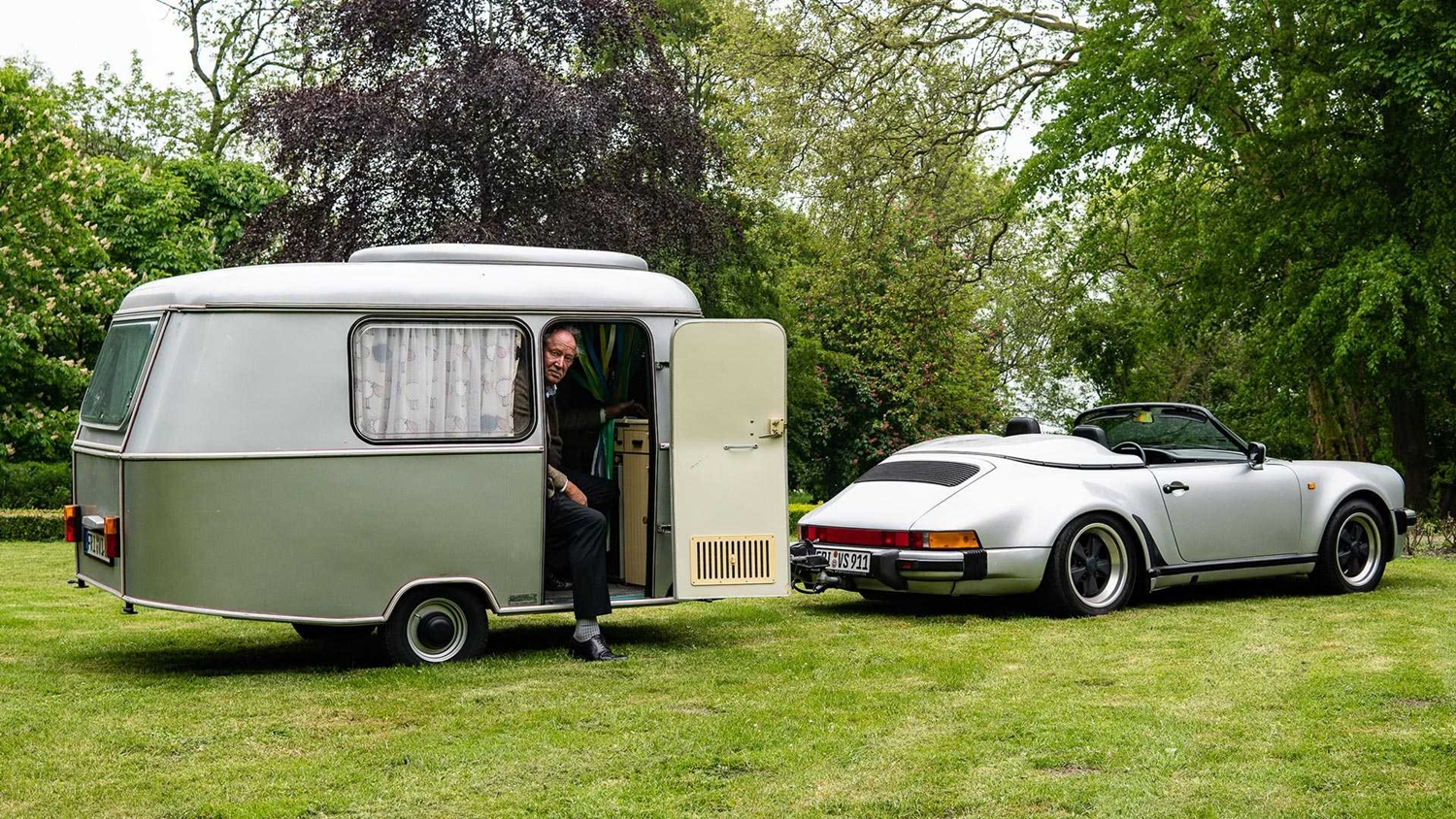 Unokáit látogatja a ritka Porsche után kötött lakókocsival 11