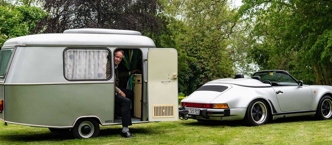 Unokáit látogatja a ritka Porsche után kötött lakókocsival