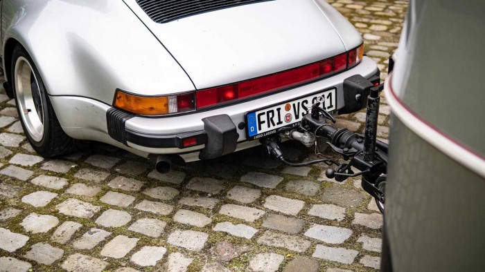 Unokáit látogatja a ritka Porsche után kötött lakókocsival 7