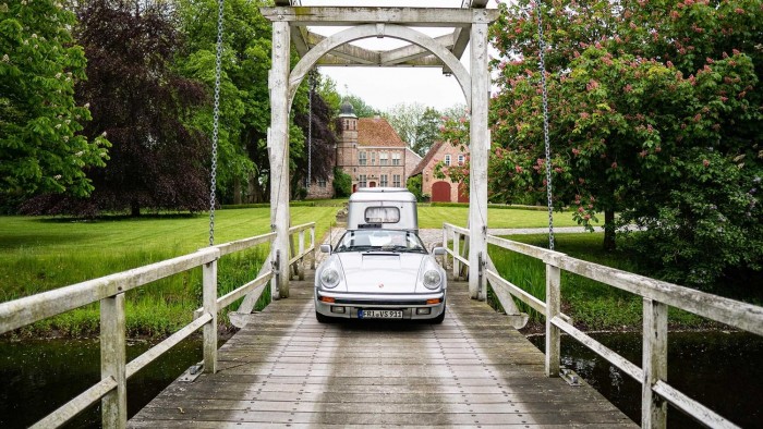 Unokáit látogatja a ritka Porsche után kötött lakókocsival 6