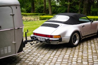 Unokáit látogatja a ritka Porsche után kötött lakókocsival